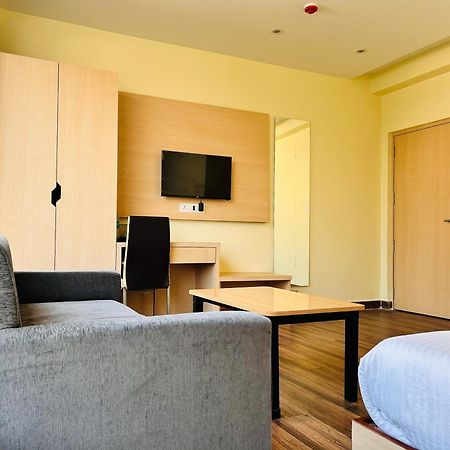 Golden Square - Kolkata Airport Hotel ภายนอก รูปภาพ