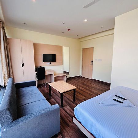 Golden Square - Kolkata Airport Hotel ภายนอก รูปภาพ