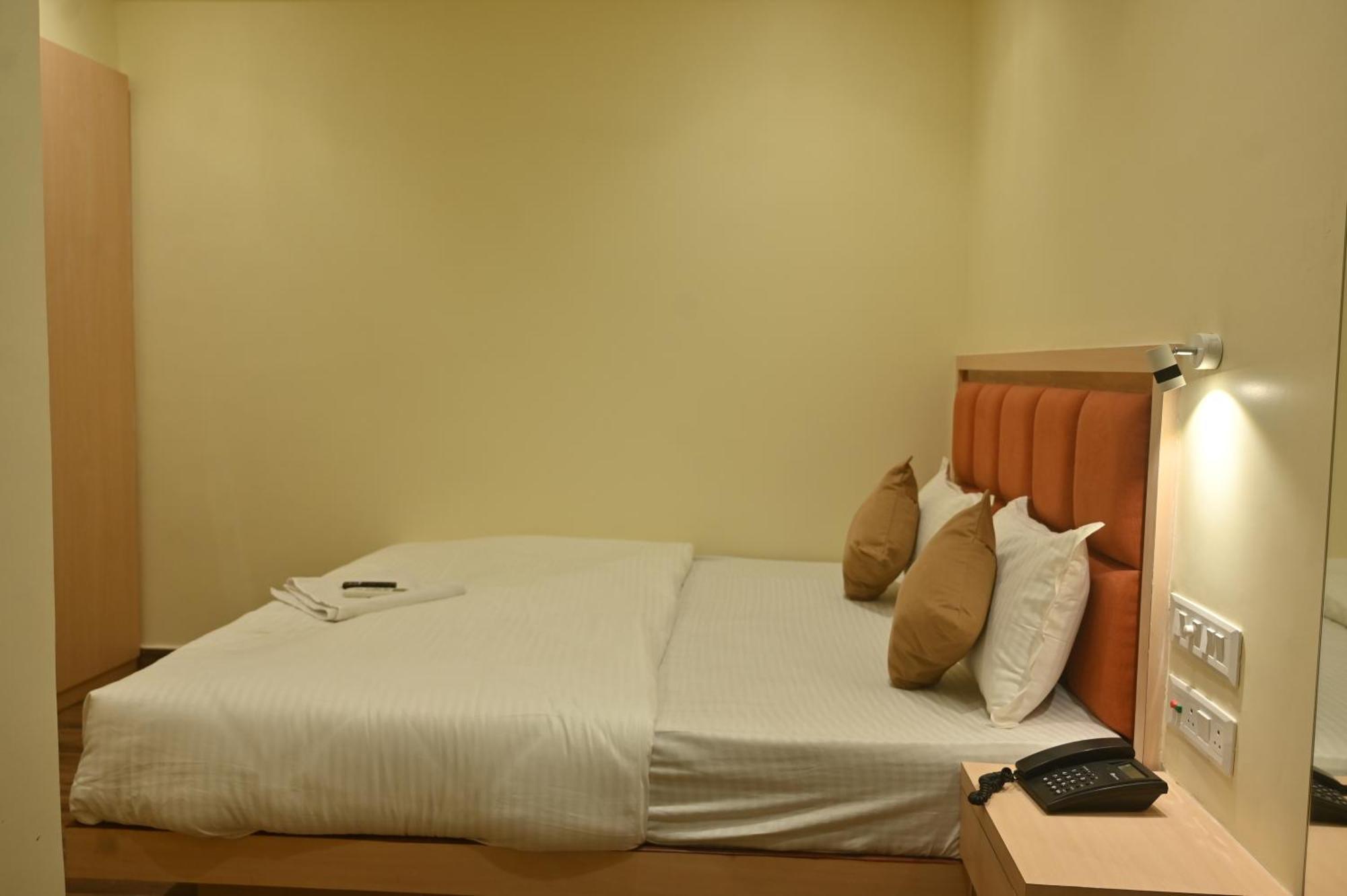 Golden Square - Kolkata Airport Hotel ภายนอก รูปภาพ
