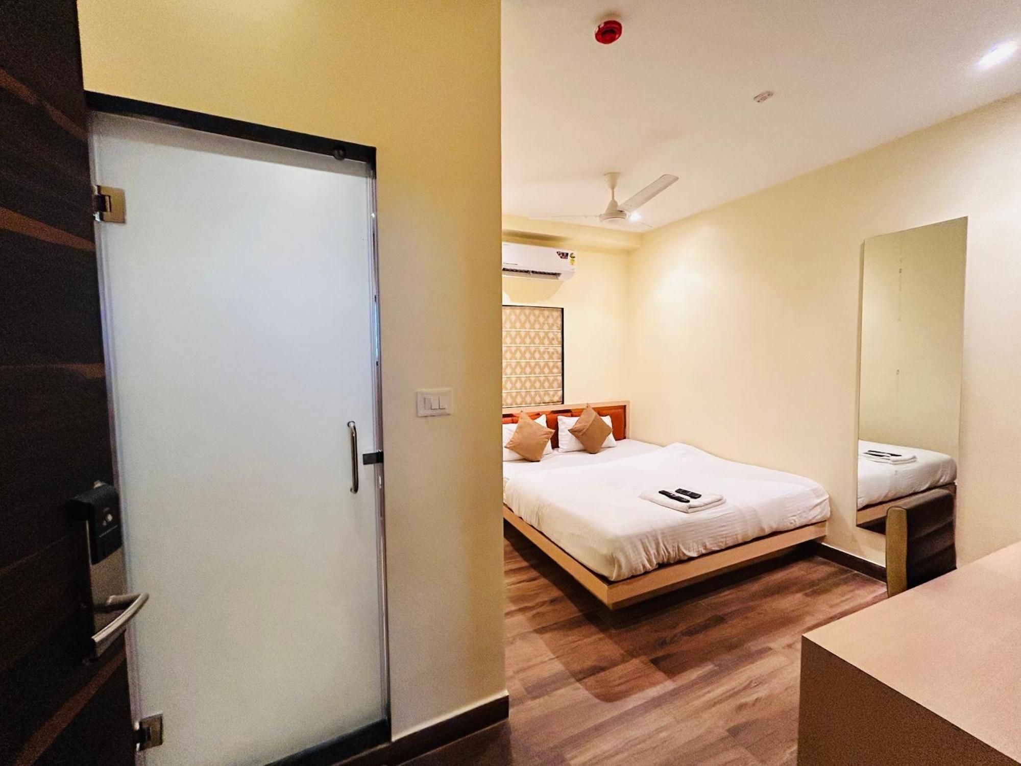 Golden Square - Kolkata Airport Hotel ภายนอก รูปภาพ