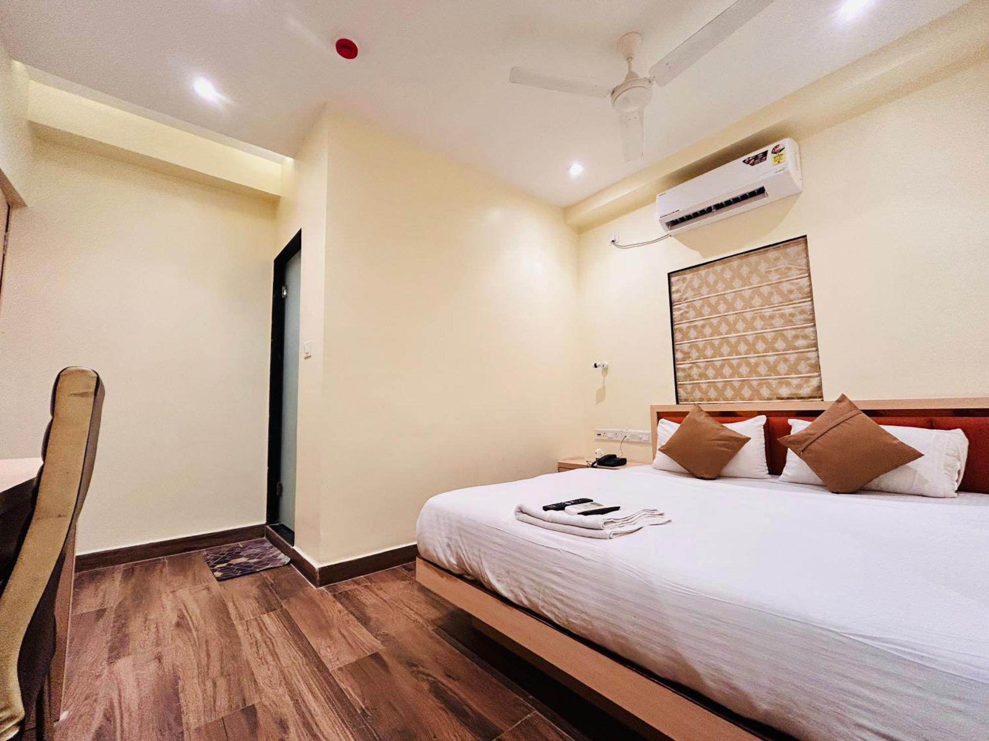 Golden Square - Kolkata Airport Hotel ภายนอก รูปภาพ