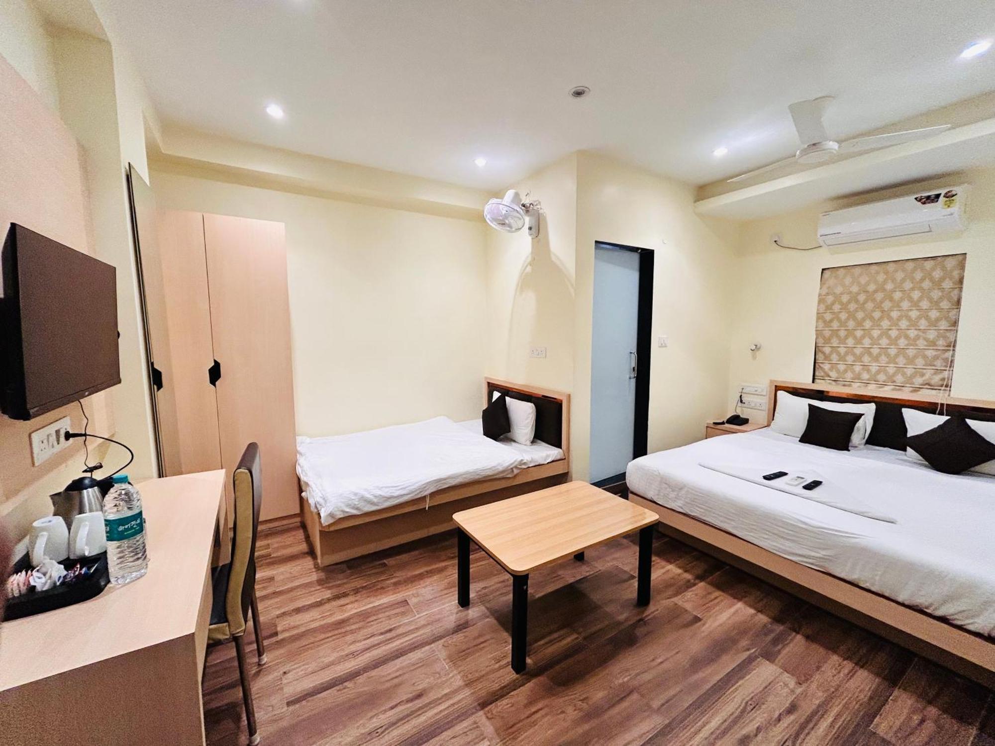 Golden Square - Kolkata Airport Hotel ภายนอก รูปภาพ
